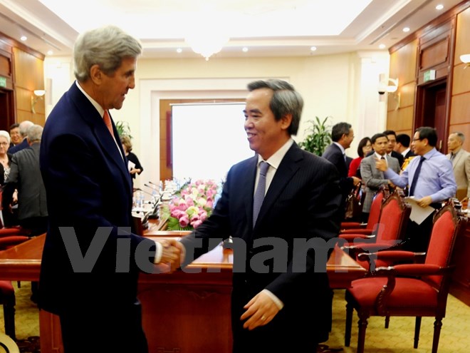 越共中央经济部部长阮文平会见原美国国务卿约翰•克里