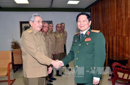 古巴国务委员会主席劳尔・卡斯特罗会见越南国防部部长吴春历