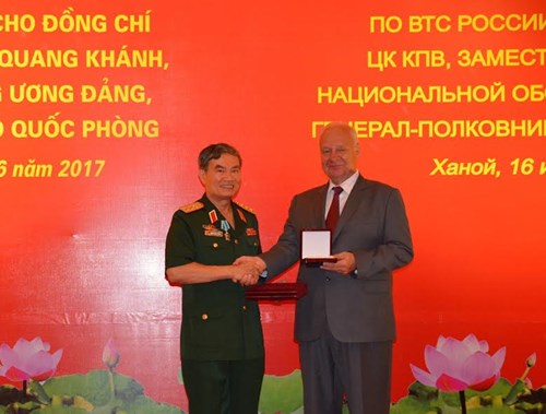 越南原国防部副部长张光庆上将荣获俄罗斯友谊勋章