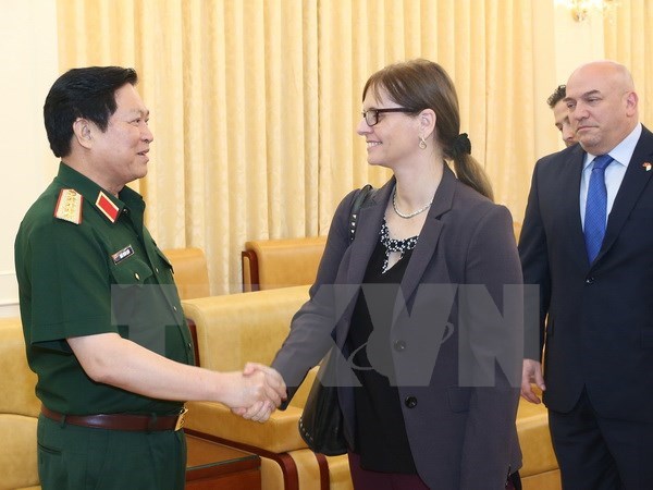 国防部部长吴春历大将会见以色列驻越大使埃隆•沙哈尔