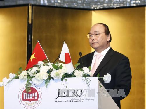 阮春福总理和日本首相安倍晋三出席在东京举行的越南投资促进会