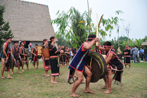 “西原的鸣响”活动亮相越南各族文化旅游村