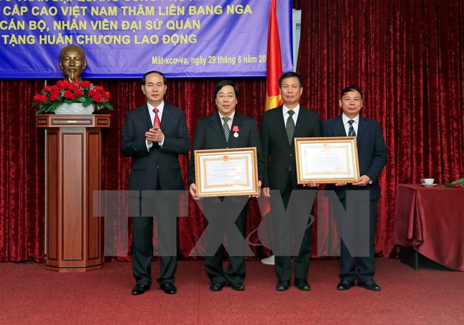 国家主席陈大光探访越南驻俄罗斯大使馆