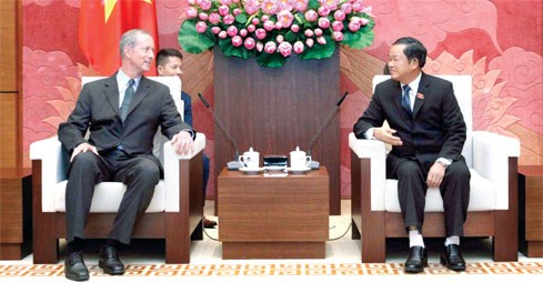 国会副主席杜伯巳会见美国众议院军事委员会代表团