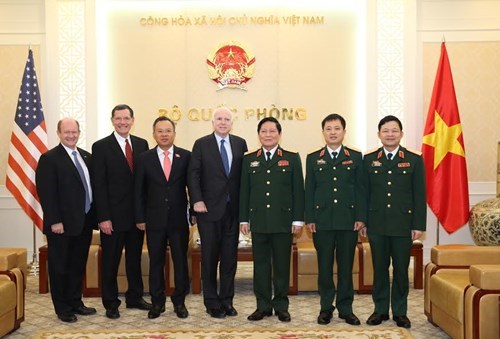 美国参议院军事委员会代表团访问越南