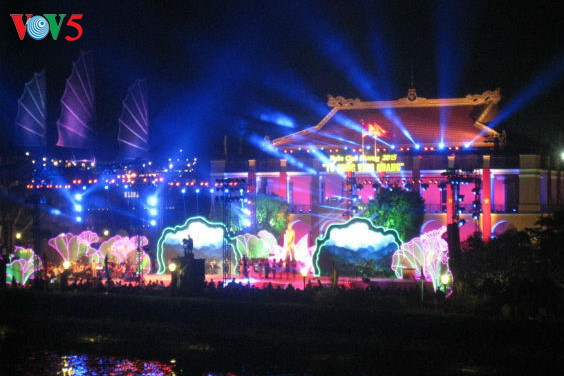 旅外越南青年在雅龙港胡志明主席塑像前上香