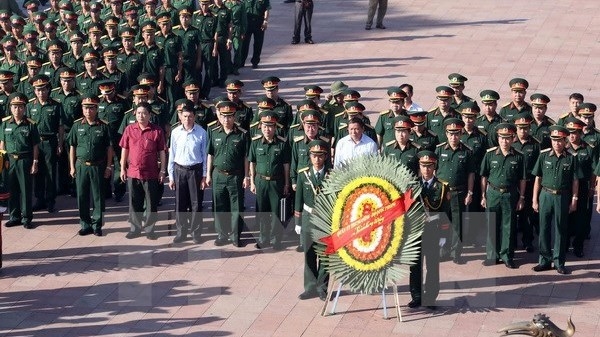 越南伤残军人和烈士日70周年：国防部部长吴春历大将向英雄烈士敬香