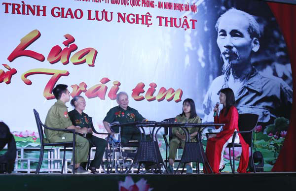 “来自内心的火光”艺术交流晚会在河内举行