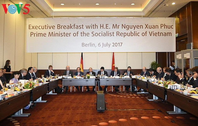 阮春福总理与德国一流投资者对话