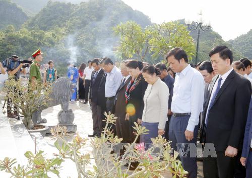 越老两国国会主席前往西进52号团历史遗迹区敬香