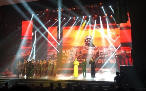 “不朽壮歌”艺术艺交流会在河内举行