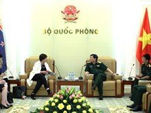 新西兰国防部长海伦•奎尔特访问越南