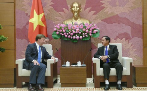 越南国会副主席杜伯巳会见美国众议院军事委员会代表团