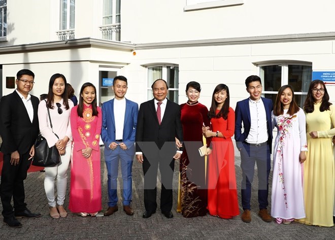 阮春福总理访问越南驻荷兰大使馆