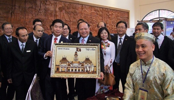 胡志明市与万象力推双边关系走向纵深