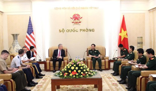 越南国防部长吴春历会见美国驻越大使泰德•奥修斯