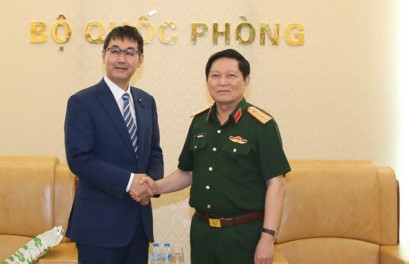 越南国防部长吴春历大将会见日本首相特别顾问