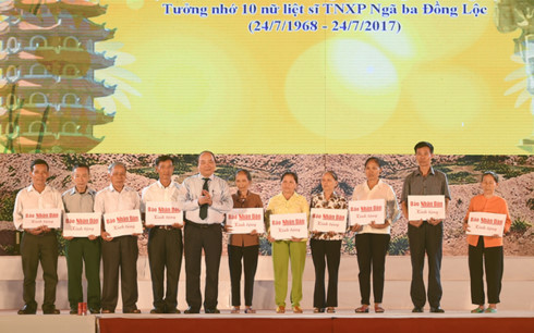 政府总理阮春福出席“同禄——神圣之地”艺术晚会