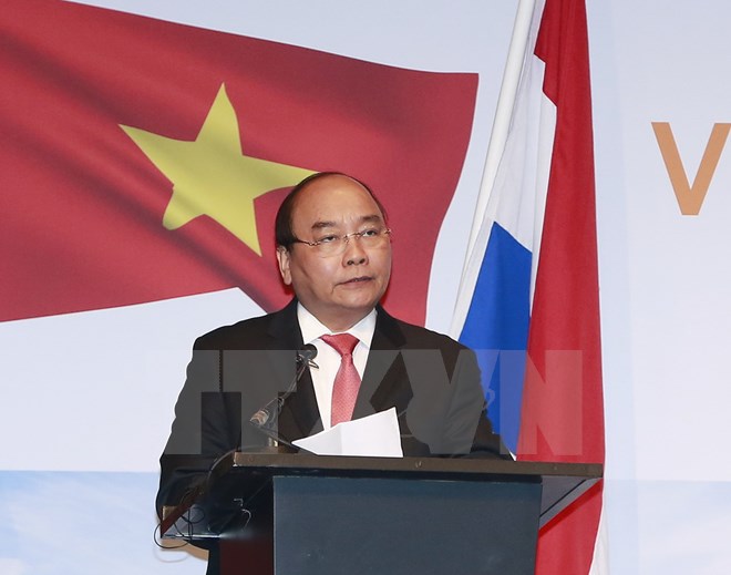 政府总理阮春福出席越荷企业家论坛和有关智慧城市的圆桌会议