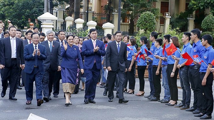 老挝国会主席巴妮•亚托杜走访山罗省