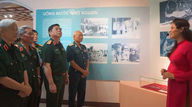 越南荣军烈士日70周年：“战友情义”图片资料展在河内开展