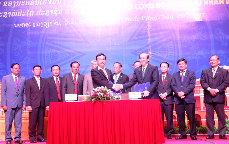 胡志明市和老挝加强贸易投资及旅游合作