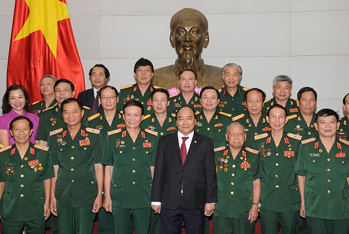 阮春福总理会见长山-胡志明大道传统协会代表
