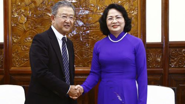 国家副主席邓氏玉盛希望友邦保险集团继续帮助越南儿童