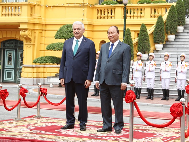 阮春福总理与土耳其总理比纳勒•耶尔德勒姆举行会谈