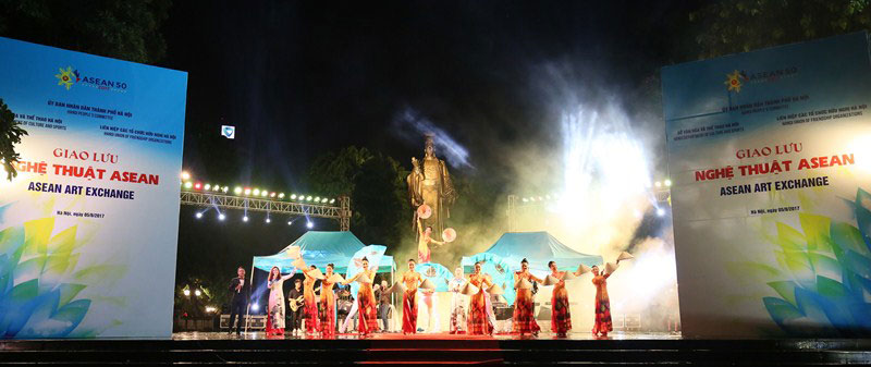 庆祝东盟成立50周年艺术交流会在河内隆重举行