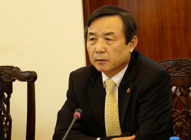 越友联向韩国驻越总领事授予纪念章