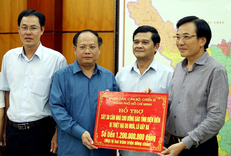 胡志明市向奠边省洪灾区民众提供救灾资金