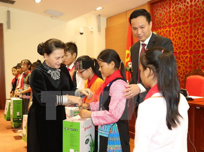 国会主席阮氏金银会见全国典范少年儿童