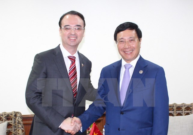 第50届东盟外长会议：越南政府副总理兼外长范平明分别与各国外长举行双边会晤