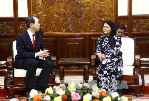 国家副主席邓氏玉盛会见日本福岛县知事内堀雅雄