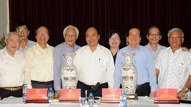 政府总理阮春福同越南文学艺术联合会召开会议