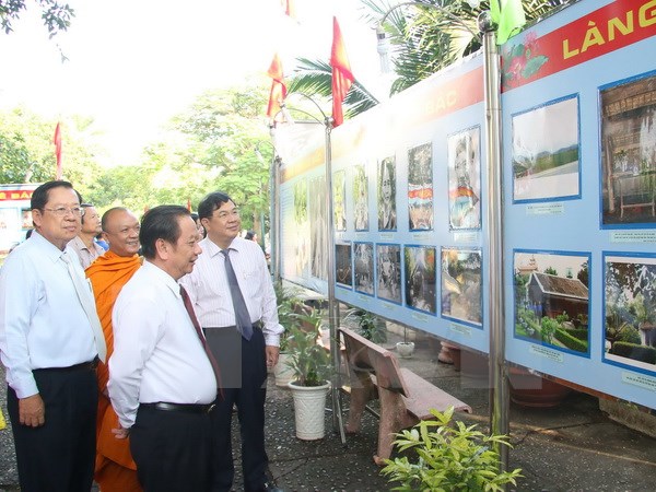 “庆祝东盟成立50周年”图片展在芹苴市正式开幕