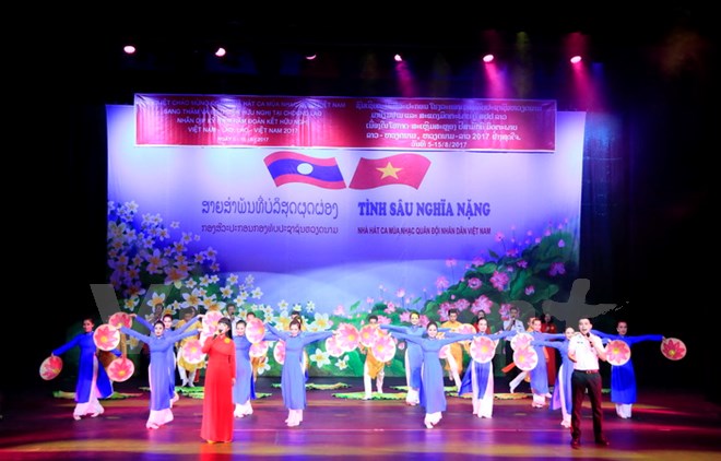 “越老情深义重”艺术晚会在老挝举行