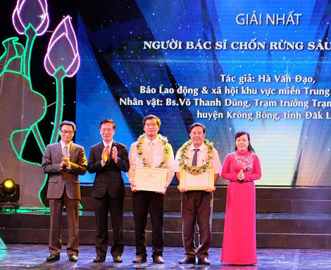 “默默牺牲”写作比赛颁奖仪式在河内举行