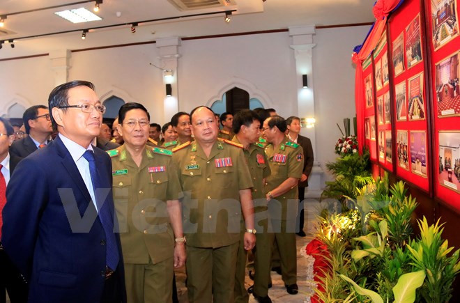 “越南公安部和老挝安全部合作关系”图片展在万象举行