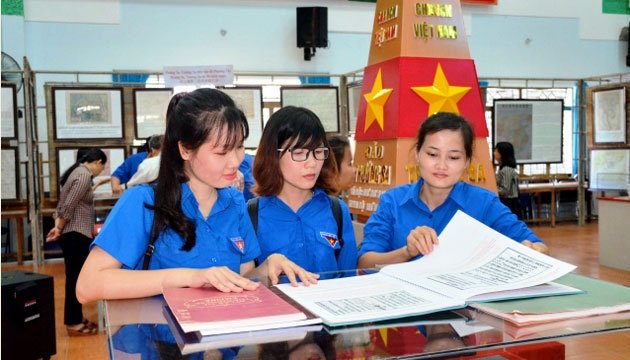 “黄沙和长沙归属越南——历史证据和法律依据”地图资料展在平顺省举行