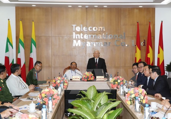 越共中央总书记阮富仲探访缅甸电信联营公司