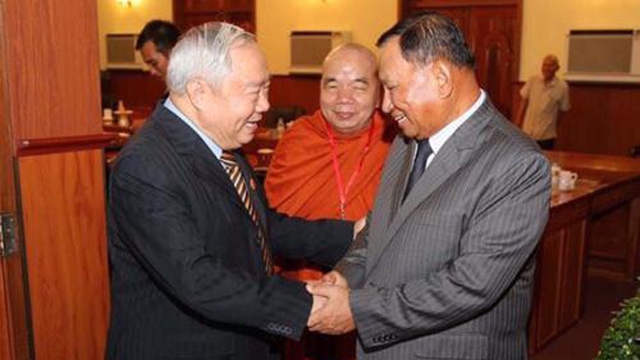 柬埔寨领导人会见越南援柬专家和志愿军代表团