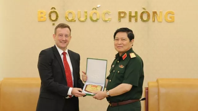 国防部长吴春历会见法国驻越南大使贝特兰•洛尔道拉里