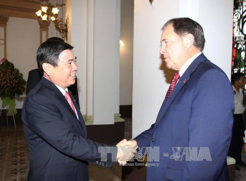 胡志明市和美国犹他州促进各方面合作