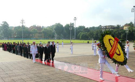 喜迎国庆节72周年：越南党和国家领导人入陵瞻仰胡志明主席遗容
