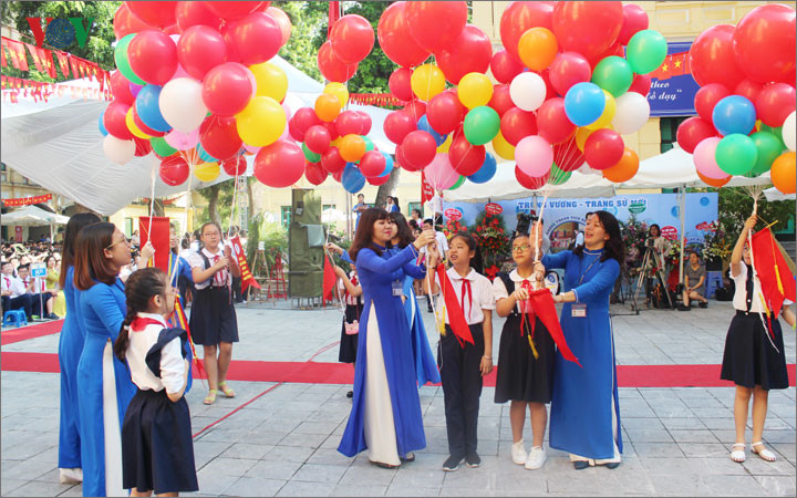 国家主席陈大光击鼓 全国师生迈入新学年