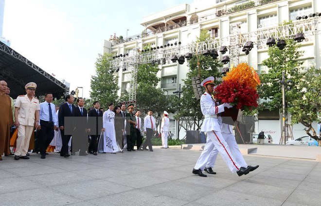 胡志明市领导敬香缅怀胡志明主席