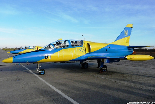 乌克兰一架军用教练机坠毁