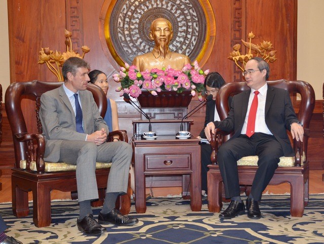 胡志明市市委书记阮善仁会见英国驻越大使贾尔斯•莱韦